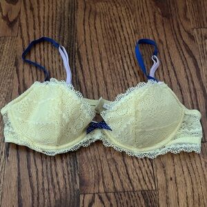 Victoria’s Secret Lightly Lined Plunge Bra Size 34B